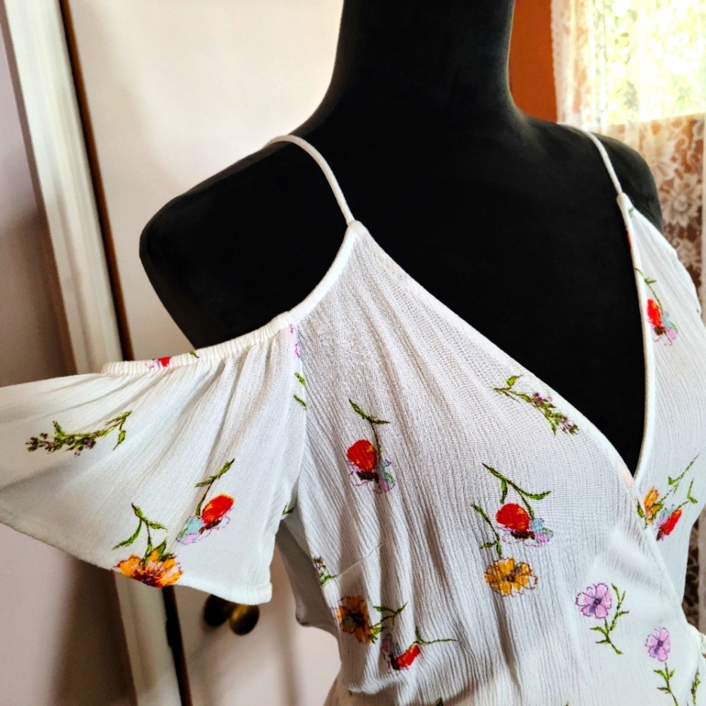 🍒One Clothing Los Angeles Cold Shoulder Summer Top